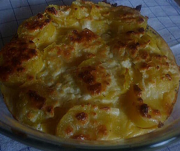 Cartofi gratinati cu ou, lapte si branza la cuptor