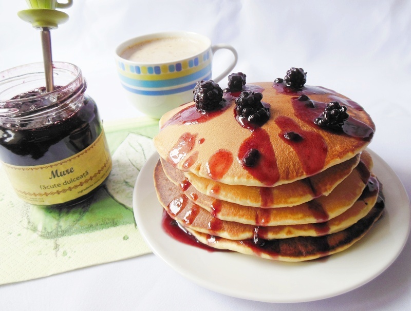 Pancakes cu dulceata de mure