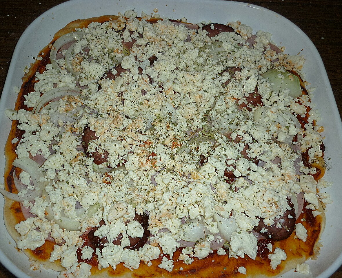 Pizza cu sunca, salam si branza