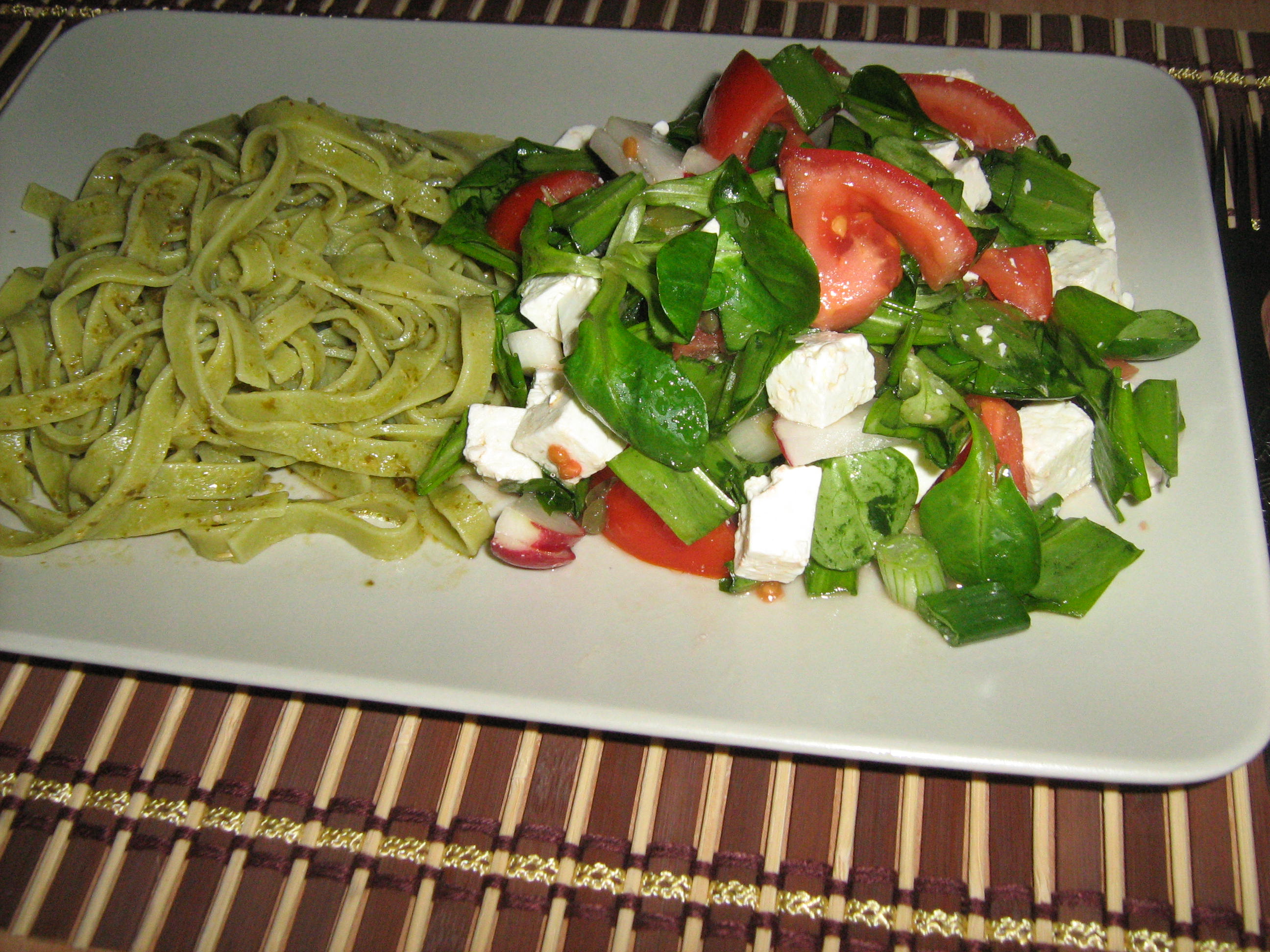 Fettuccine cu sos pesto si salata