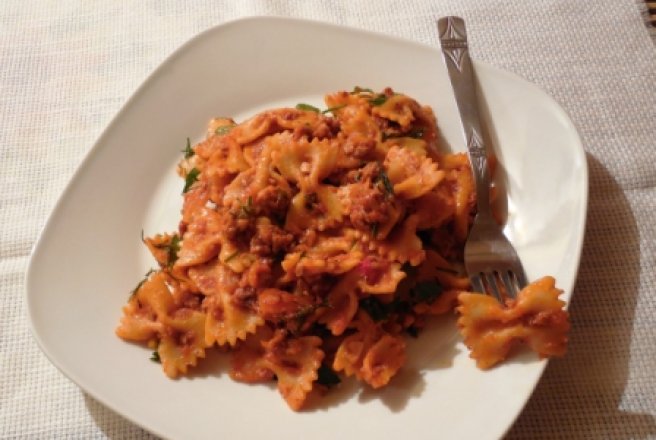 Farfalle cu carne tocata si sos de rosii