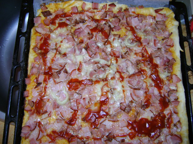 Pizza cu aluat de paine