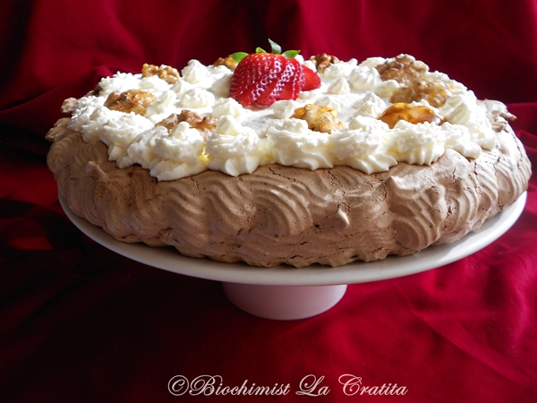 Tort Pavlova, cu nuci caramelizate