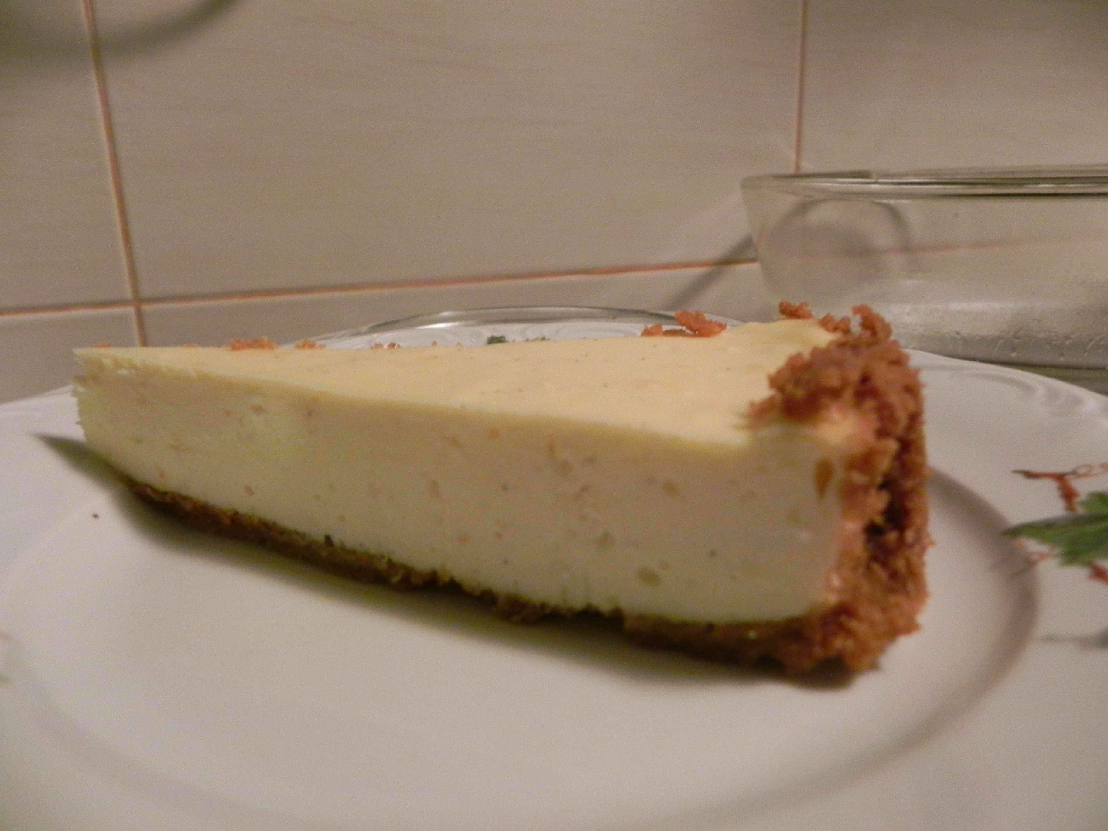 Cheesecake cu blat de biscuiti si banane caramelizate