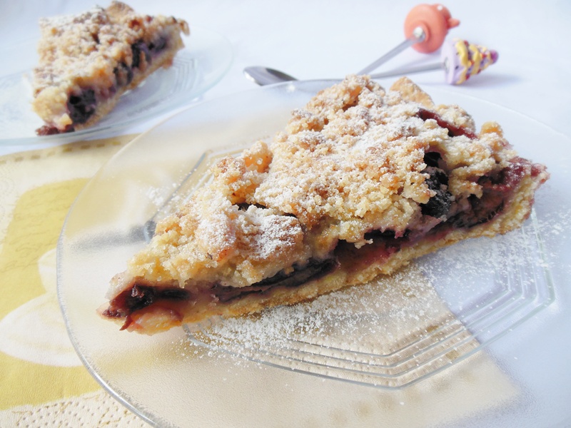 Tarta cu prune, visine si crumble