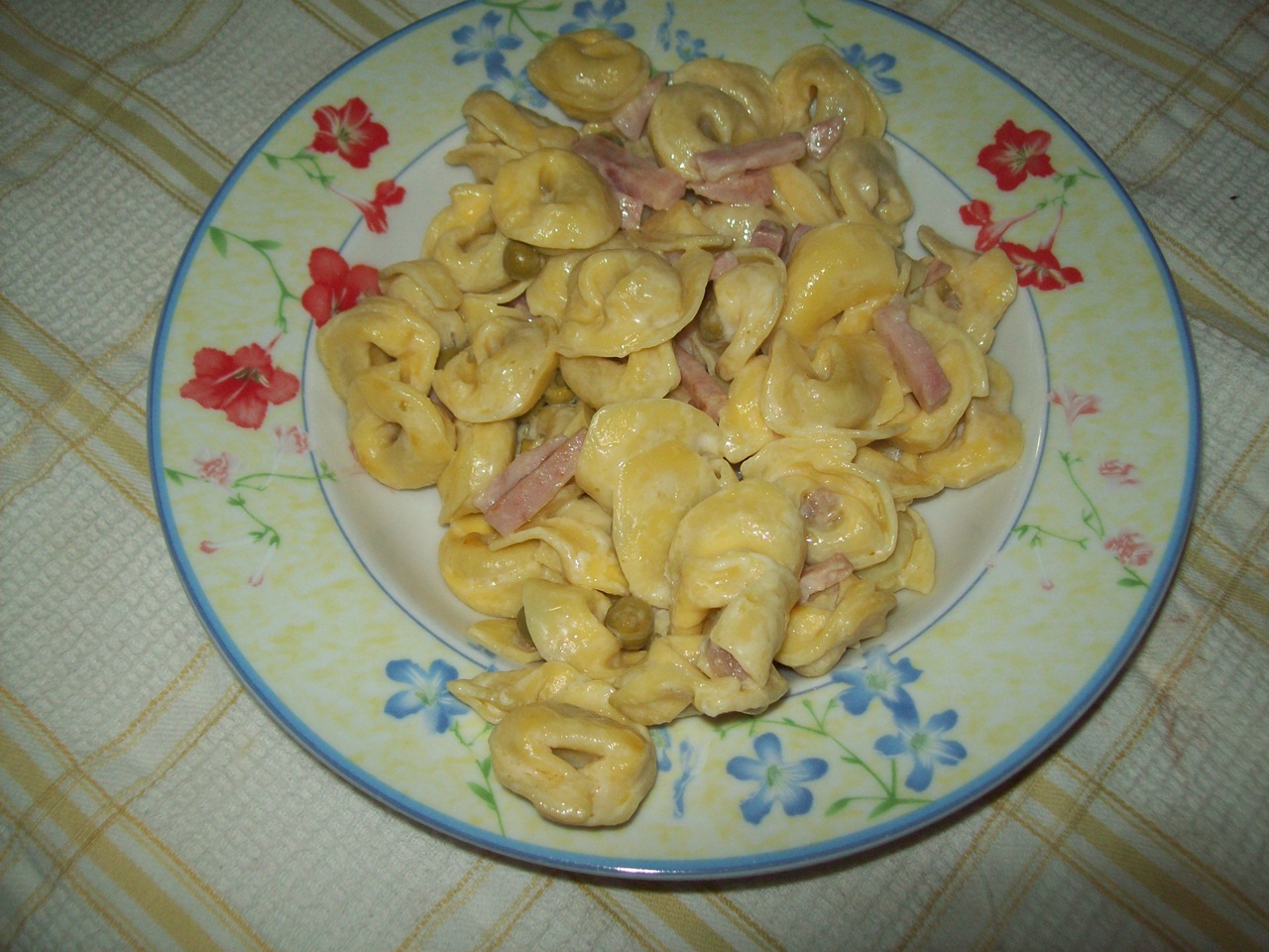 Tortellini cu smantana, prosciutto si mazare