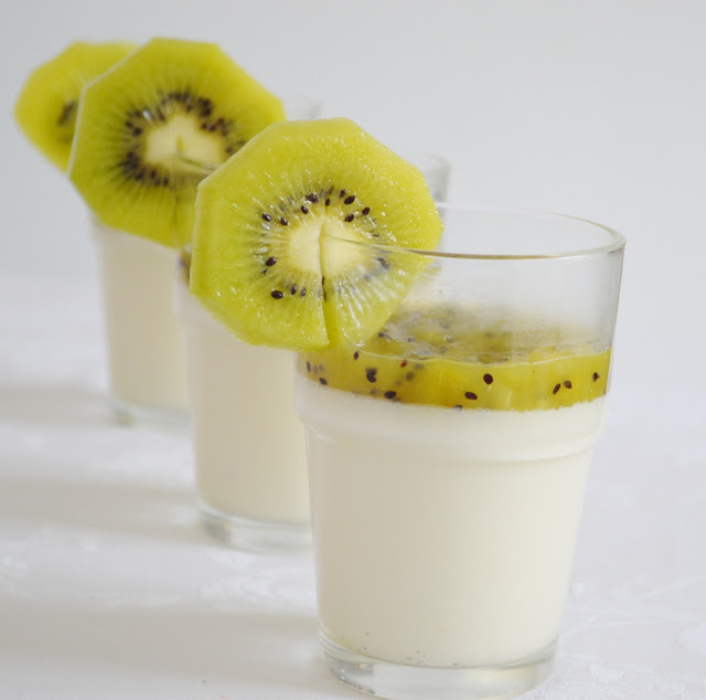 Panna cotta cu cocos si kiwi