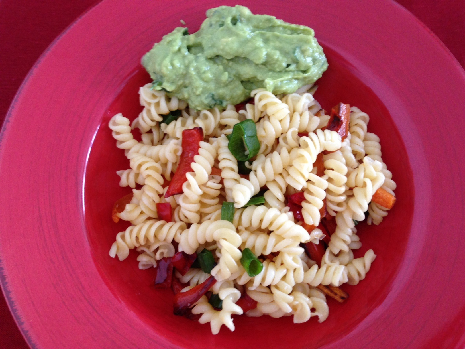 Salata de paste cu sos de avocado