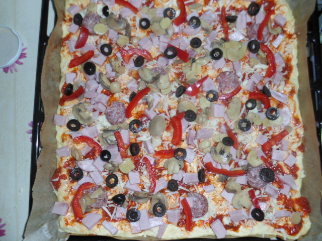 Pizza cu blat pufos