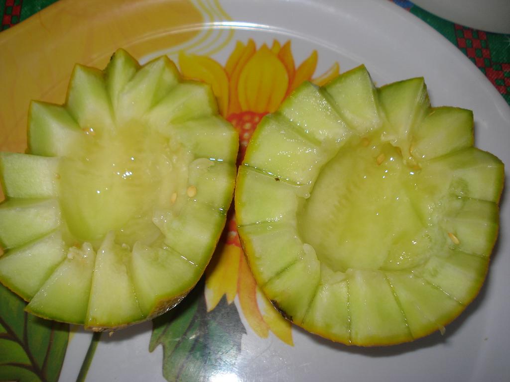 Salata de fructe in coaja de pepene