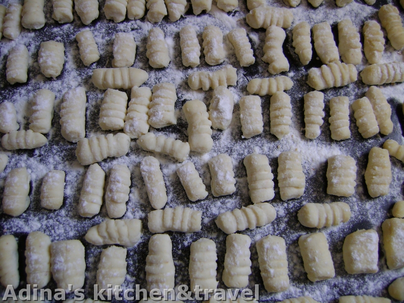 Gnocchi cu sos de rosii,ciuperci si mozzarella