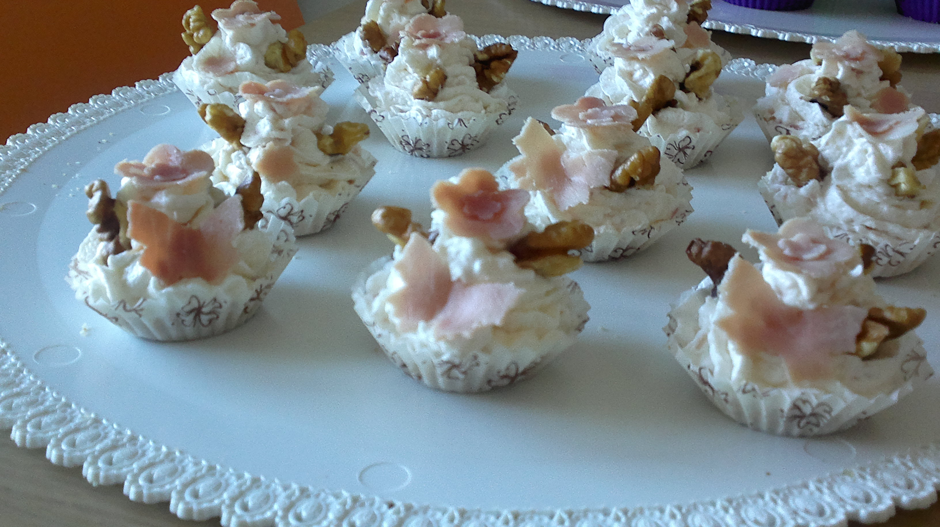 Mini cheesecake sarate cu sunca si nuci