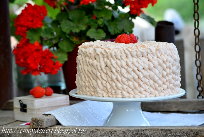 Tort cu capsune, ciocolata si mascarpone