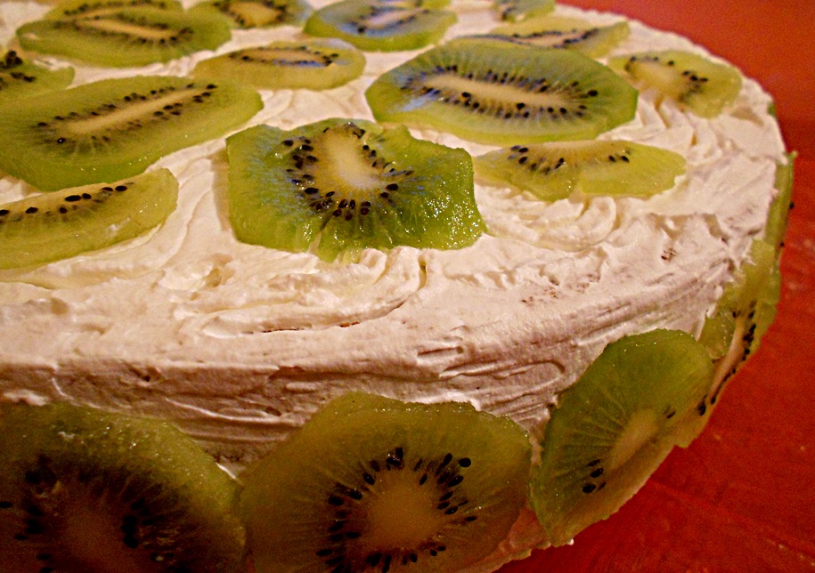 Tort cu crema de ciocolata si kiwi