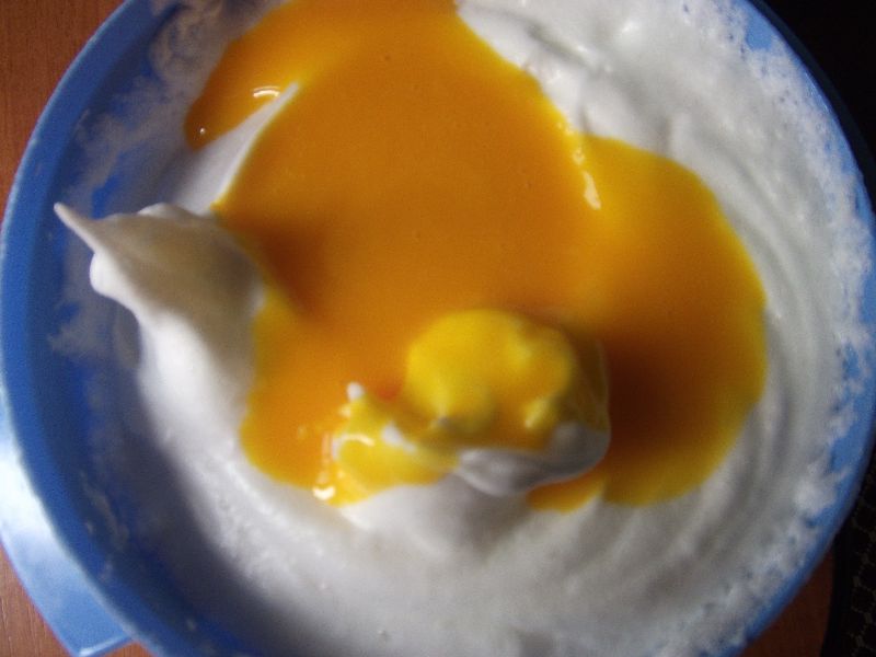 Tort cu crema de ciocolata si frisca