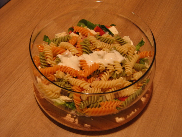 Concurs “Salata celebra”: Salata cu ton si fusilli