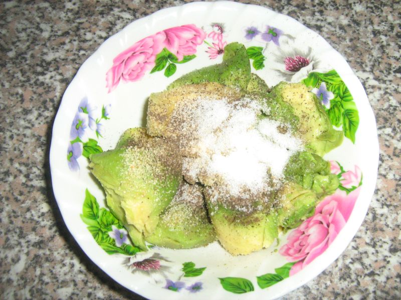 Cartofi prajiti cu crema de avocado