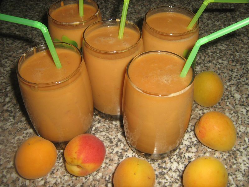 Smoothie de caise cu inghetata de nuci