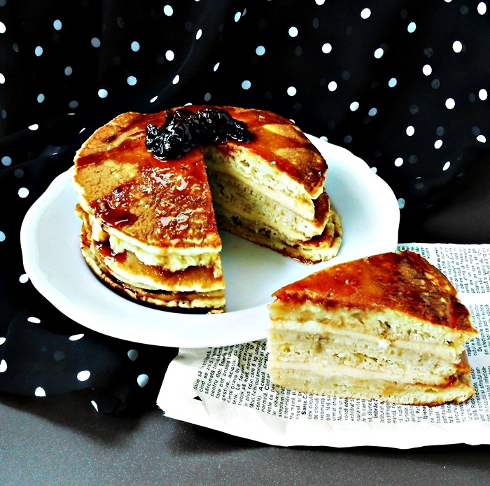 Tort Pancakes cu crema de vanilie si sirop de visine