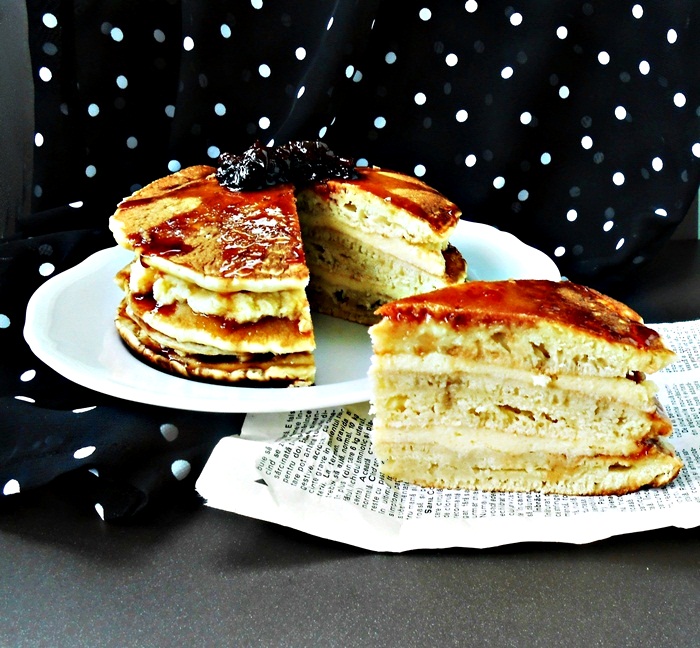 Tort Pancakes cu crema de vanilie si sirop de visine