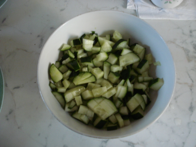 Salata de castraveti  cu rosii si ceapa