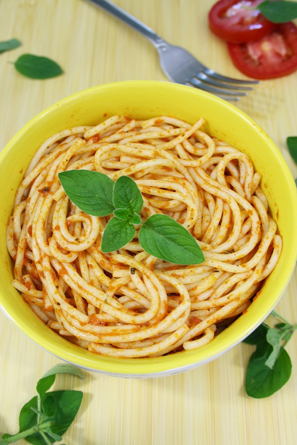 Spaghete cu sos marinara