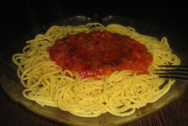 Spaghete din porumb cu sos de legume