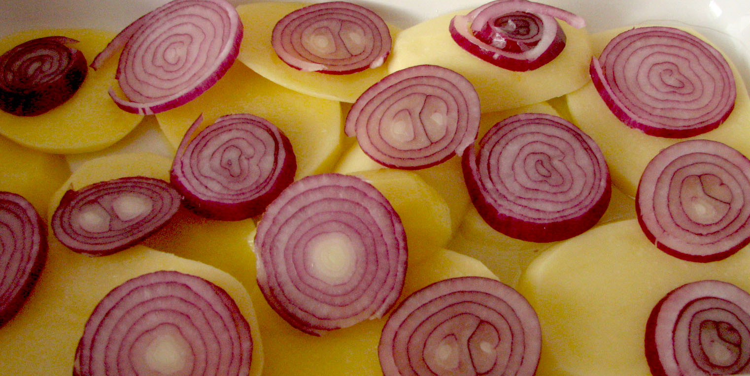 Pastrav cu legume si sos de rosii picant