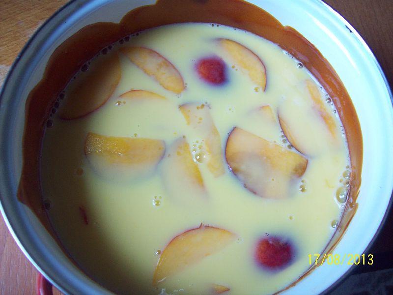 Tort cu crema de zahar ars si nectarine