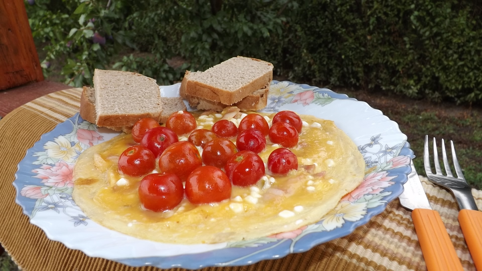 Omleta cu rosii cherry, bacon si branzica ceva fin de la Delaco