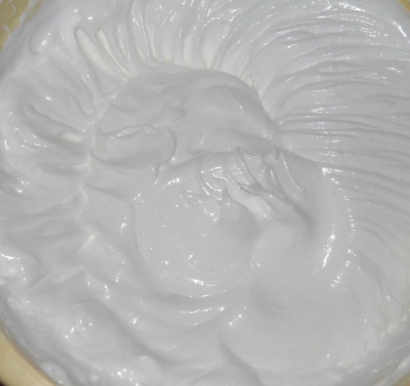 Prajitura cu crema de vanilie si sos de  zmeura