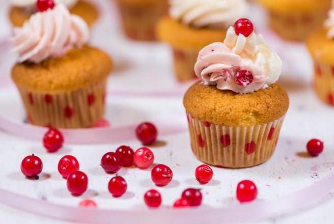 Mini-cupcake cu crema de unt cu bezea elvetiana si merisoare