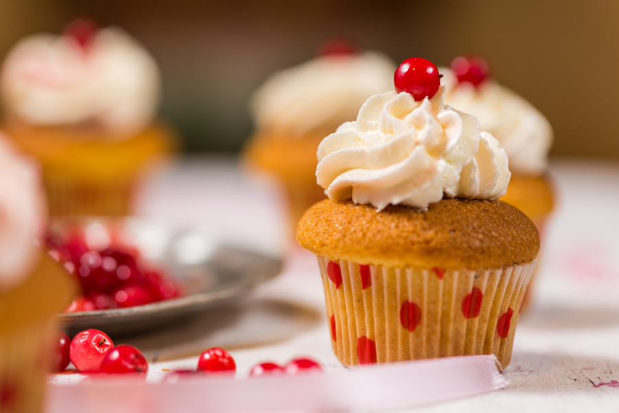 Mini-cupcake cu crema de unt cu bezea elvetiana si merisoare