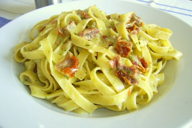 Tagliatelle cu sos pesto si rosii uscate