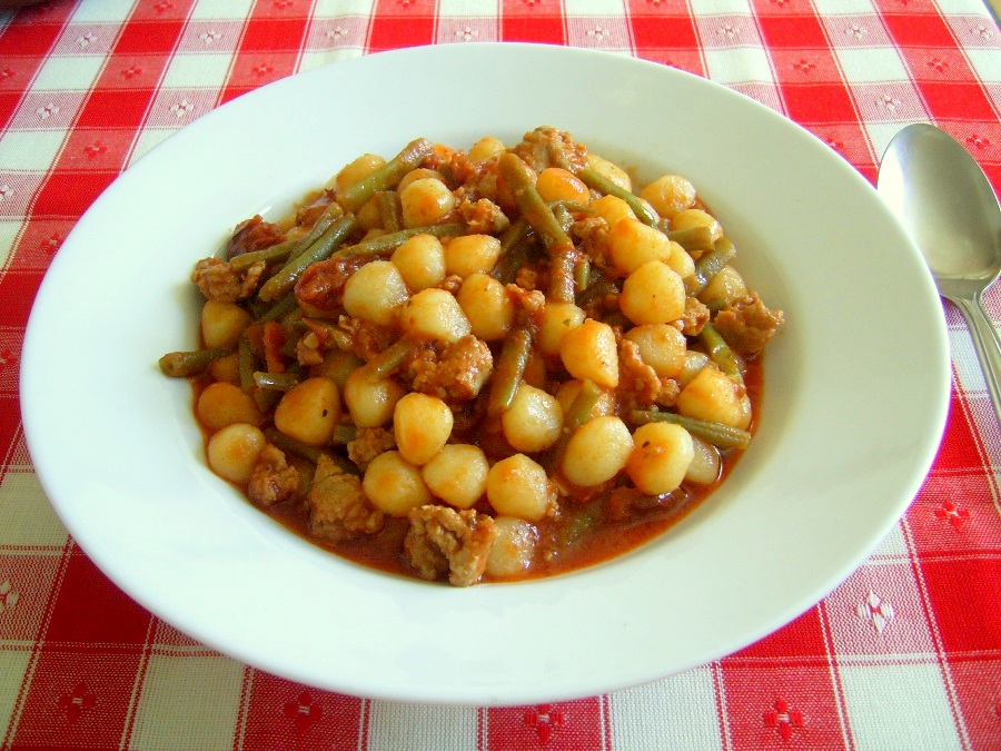 Gnocchi cu carnati, rosii si fasole verde