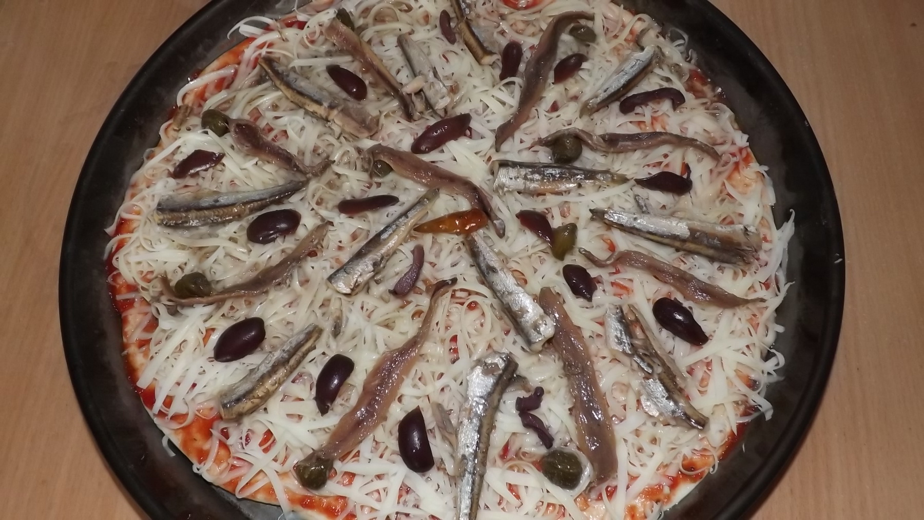 Pizza cu sardele si sardine