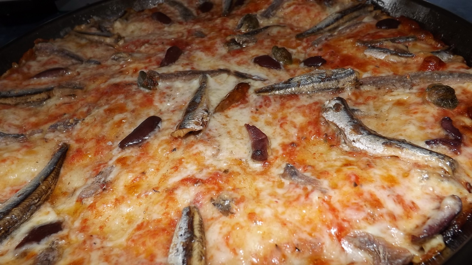 Pizza cu sardele si sardine