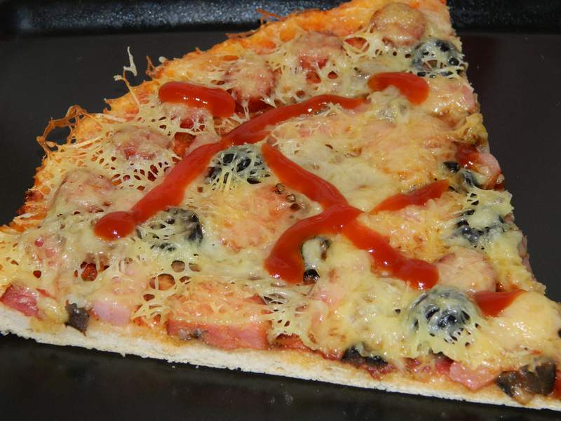 Pizza cu costita si ciuperci