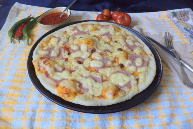 Pizza cu sunca de pui si edamer