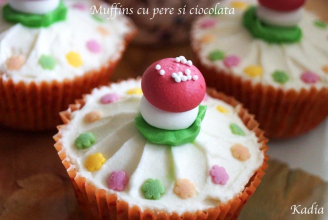 Muffins cu pere si ciocolata