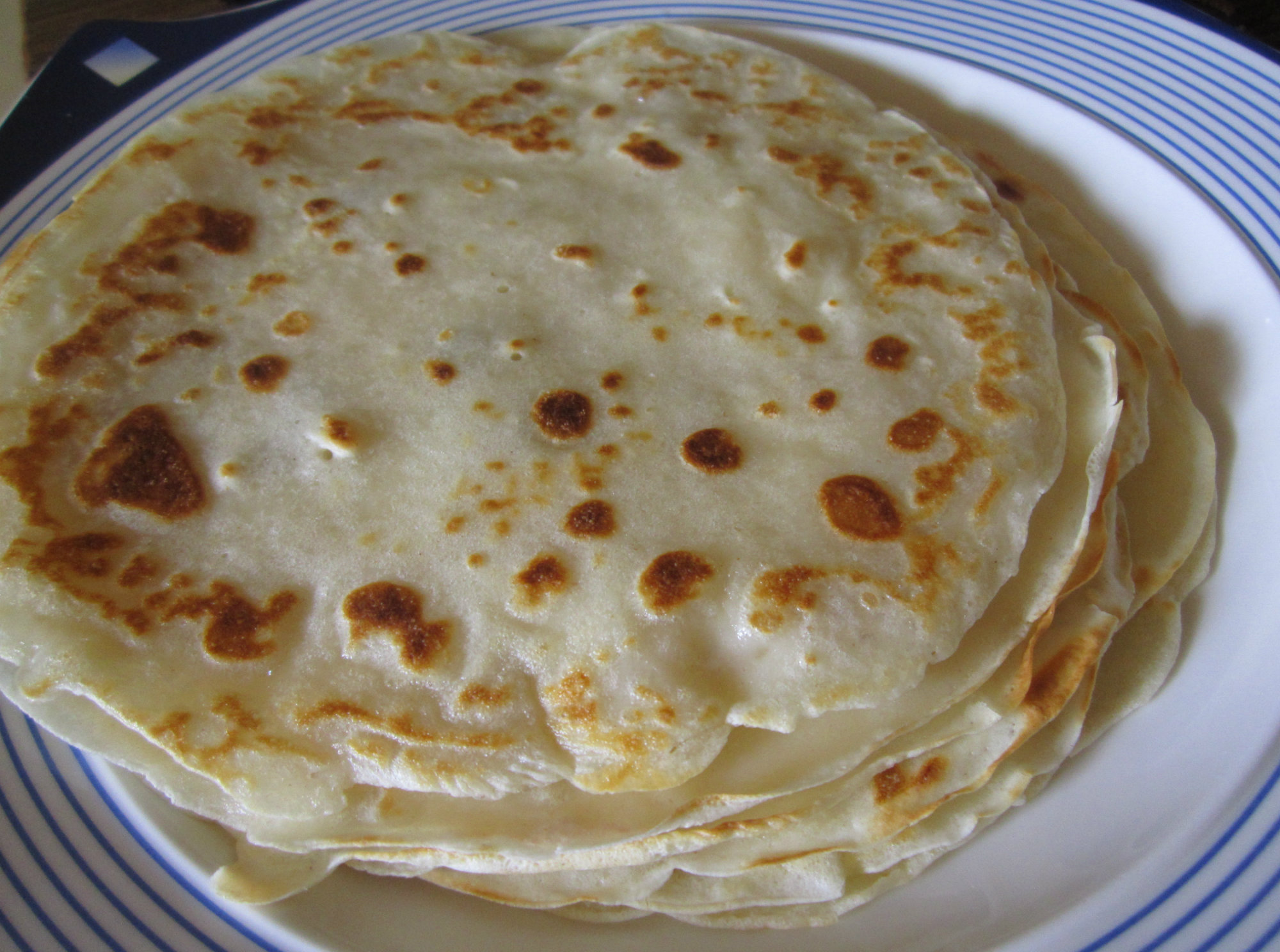 Clatite cu dulceata de cirese negre