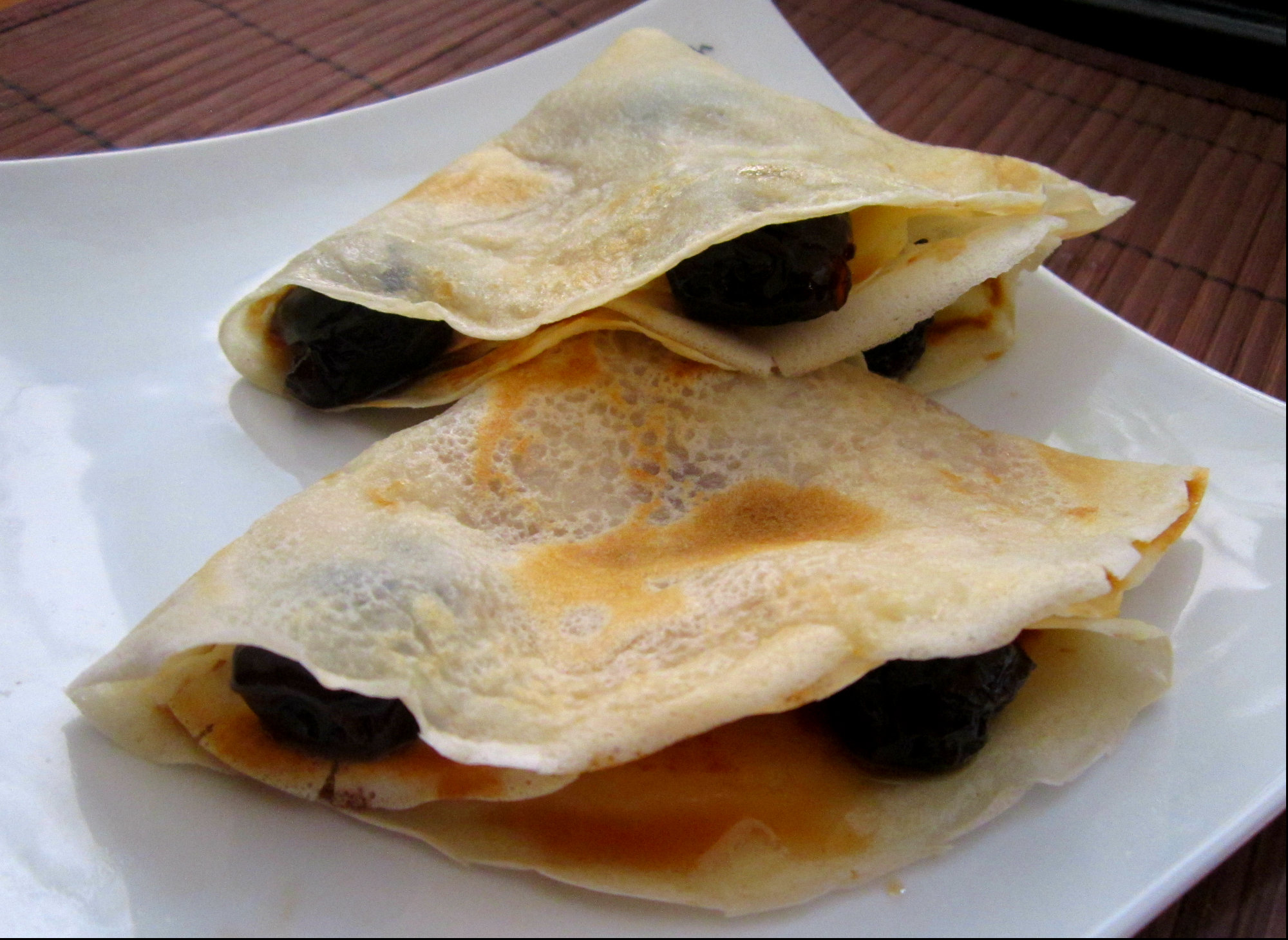 Clatite cu dulceata de cirese negre