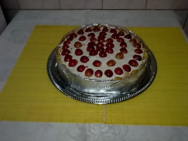 Tort cu struguri rosii si crema de iaurt.