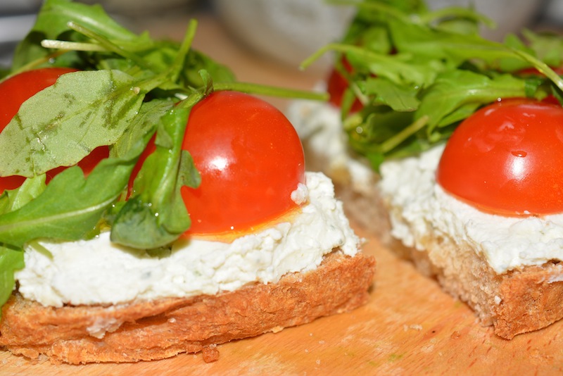 Tartine cu branza, rosii si rucola