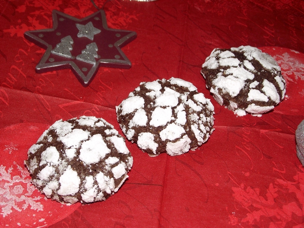 Fursecuri cu ciocolata si nuca (chocolate crinkles)