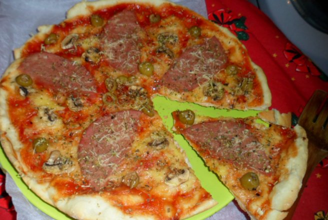 Pizza cu sunca si ciuperci