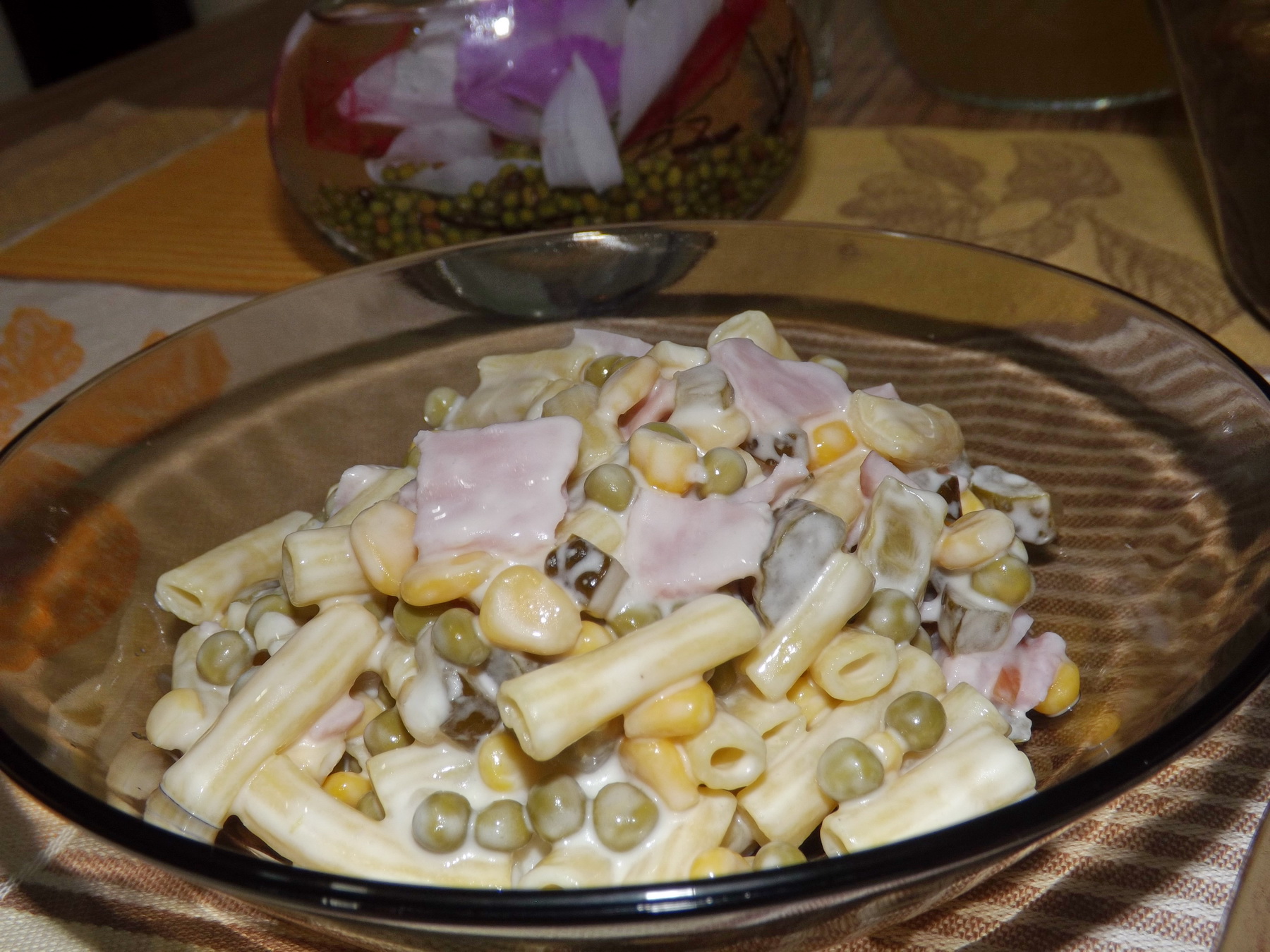 Salata de paste cu legume si jambon de porc