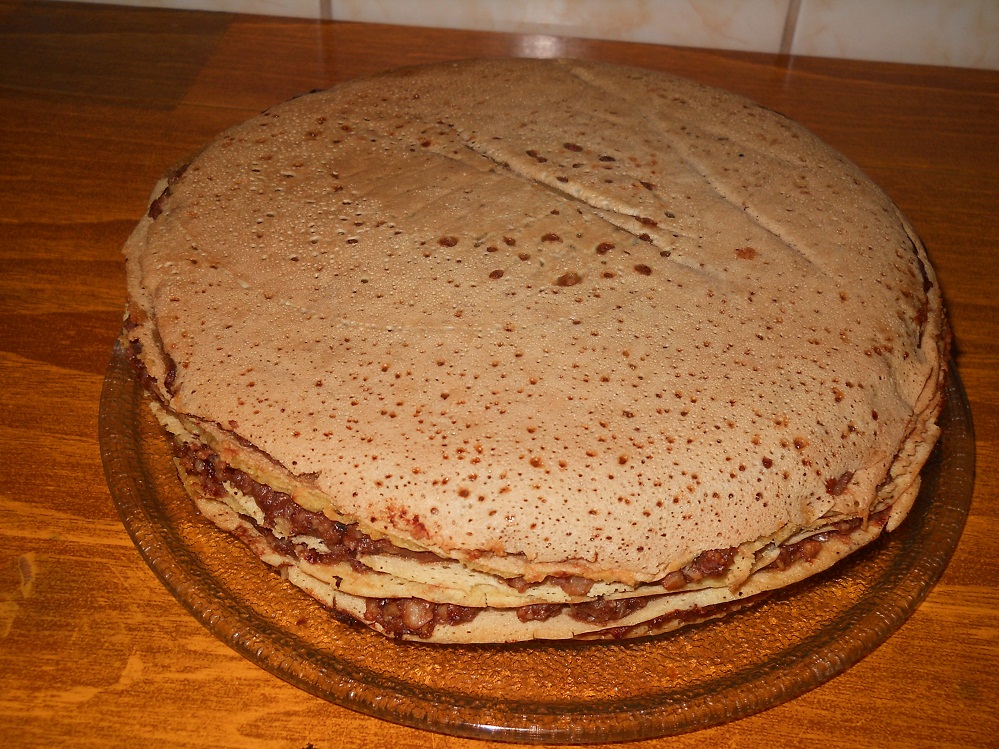 Tort de clatite cu crema de nuci