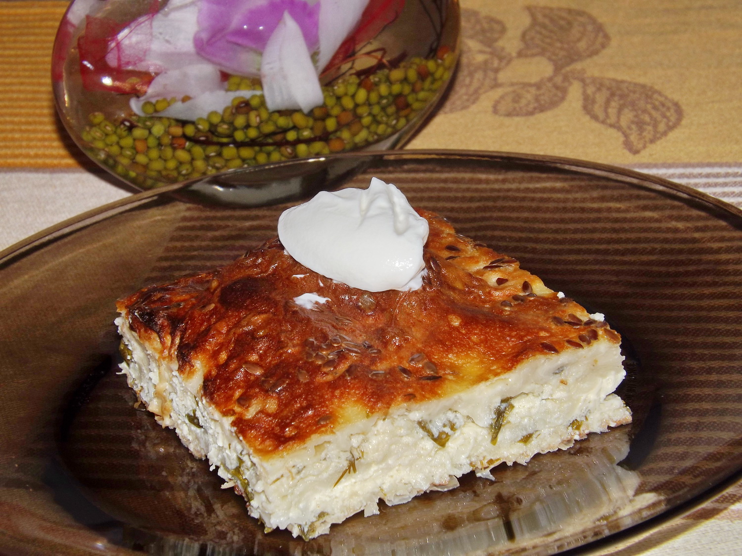 Placinta aperitiv cu branza, cascaval, marar si leurda