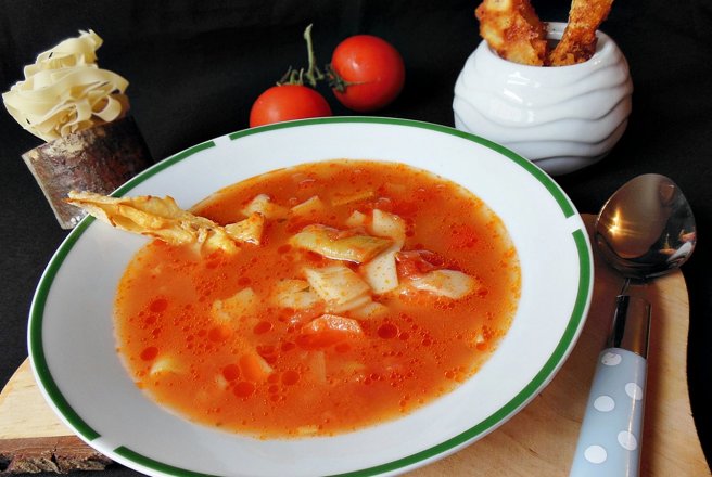 Supa de rosii cu tagliatelle si chipsuri de parmezan